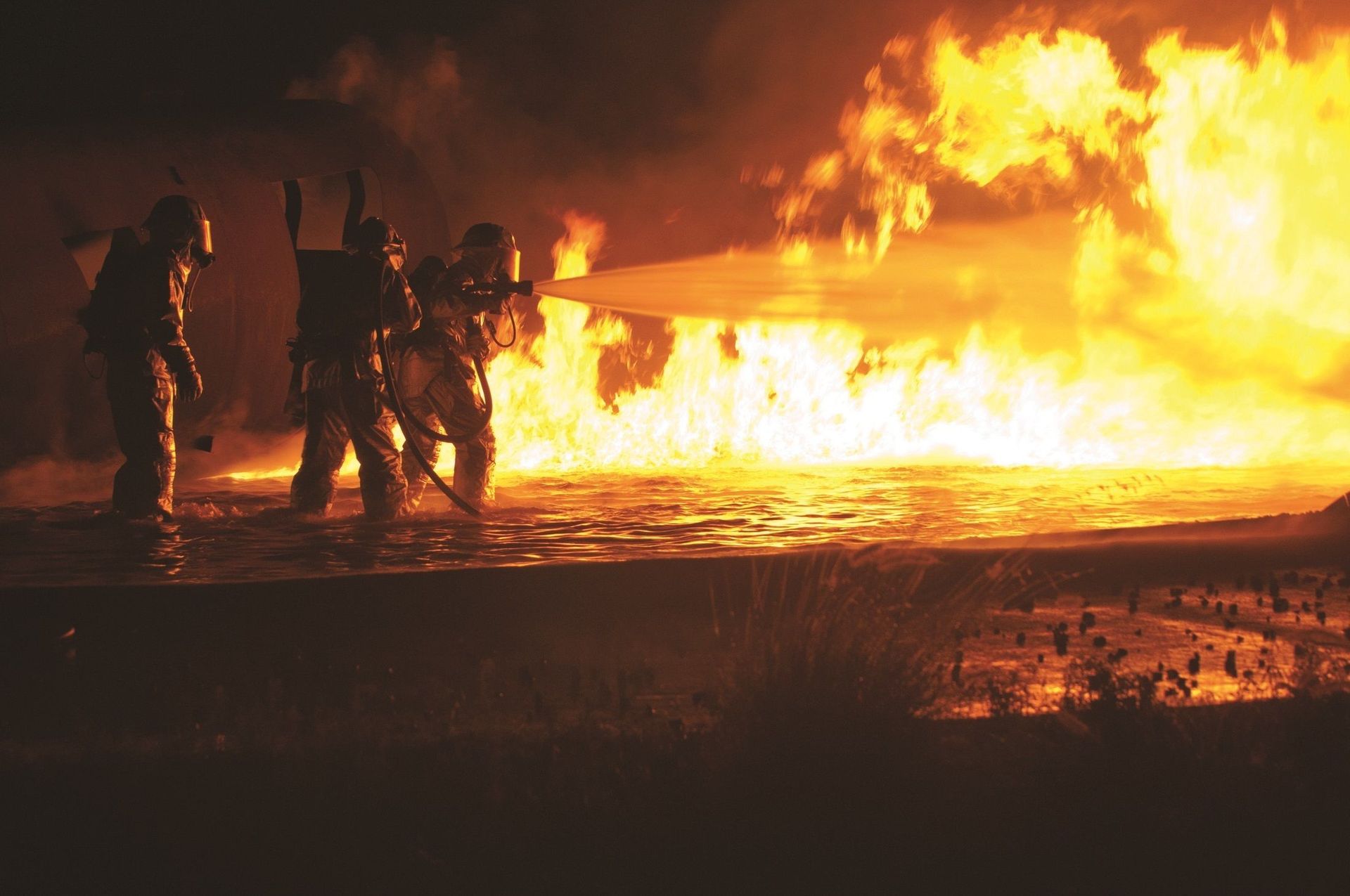 Bomberos combatiendo incendio de noche