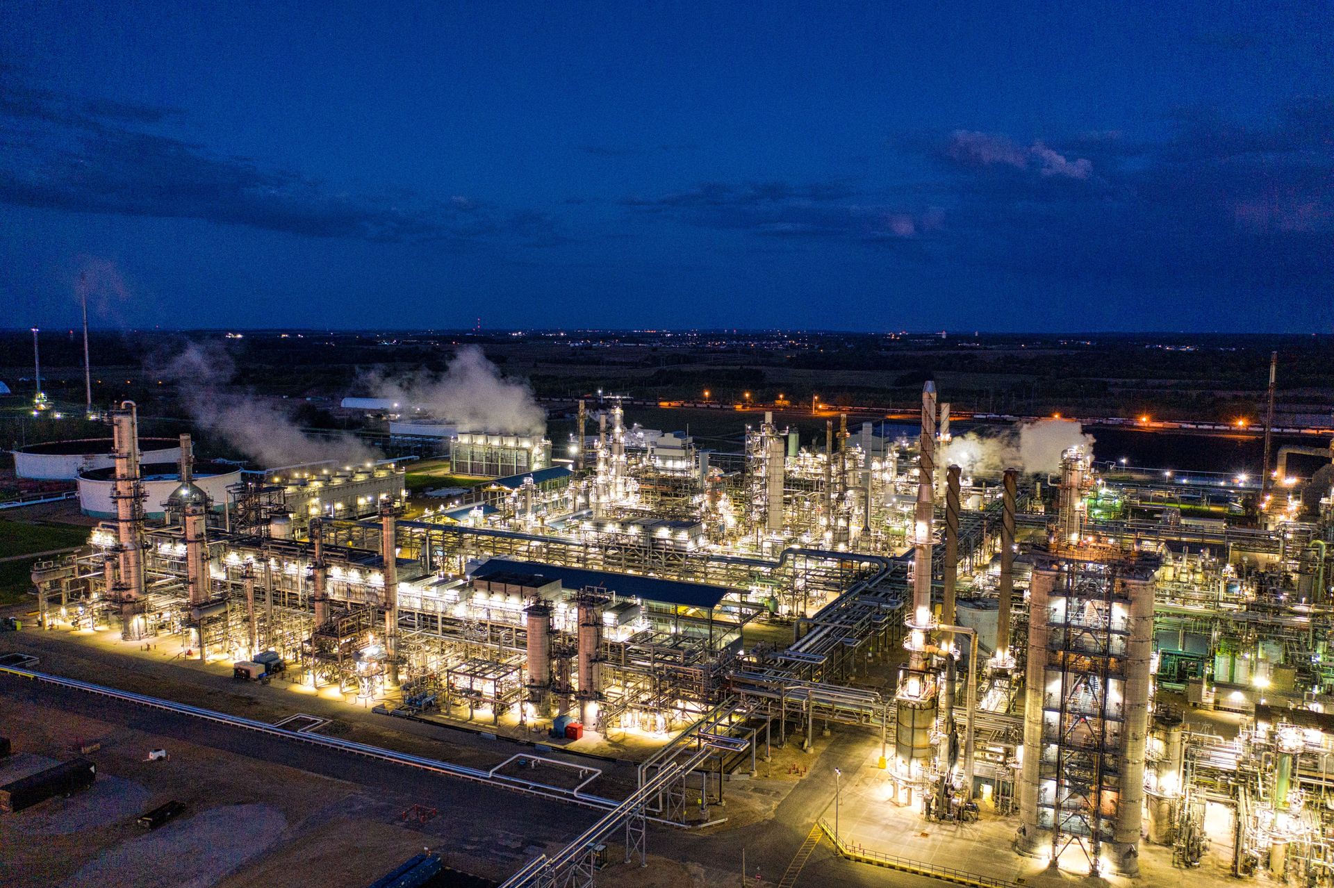 Complejo industrial de noche